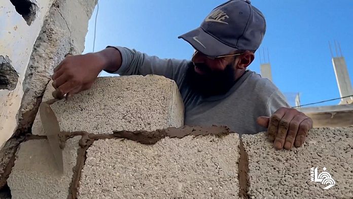 No Comment. De la boue pour reconstruire les maisons détruites à Khan Younès