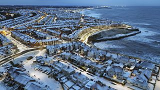 La neve notturna ricopre la baia di Cullercoats nel North Tyneside, Regno Unito