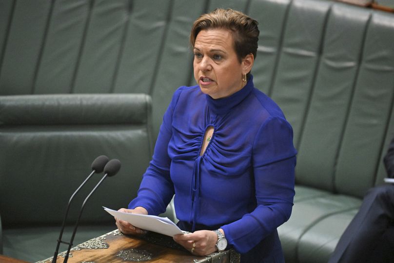 Michelle Rowland ausztrál kommunikációs miniszter beszél a parlamentben, 2024. november 21.