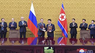 Il ministro delle Risorse naturali e dell'ecologia russo Alexandr Kozlov e il ministro degli Affari economici nordcoreano Yun Jong-ho, Pyongyang, Corea del Nord