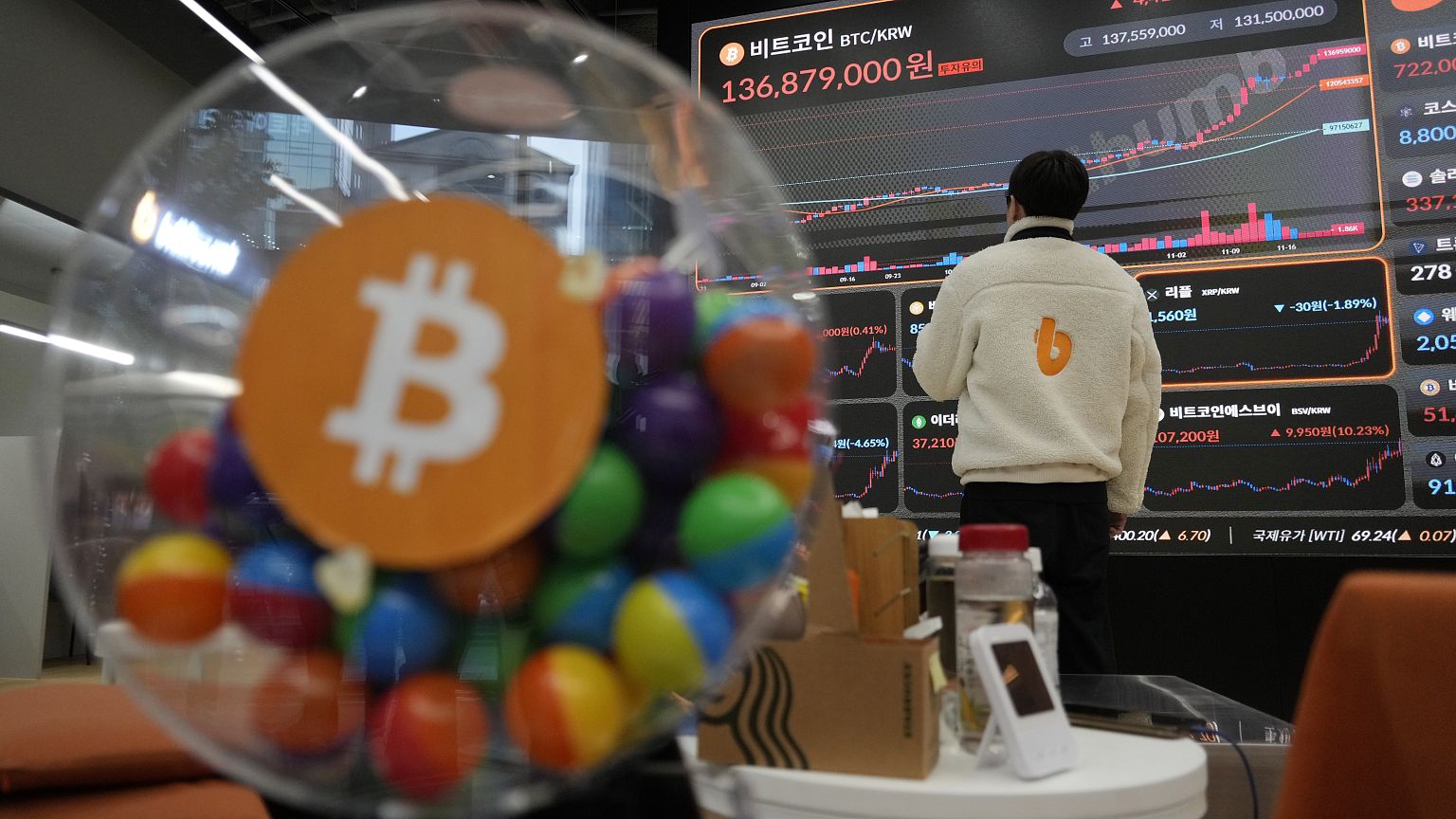 Photo d'archives - Un employé surveille un panneau électronique affichant le cours du bitcoin.