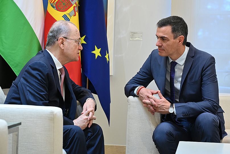 Le Premier ministre palestinien Mohammad Mustafa (à gauche) et le Premier ministre espagnol Pedro Sánchez. 