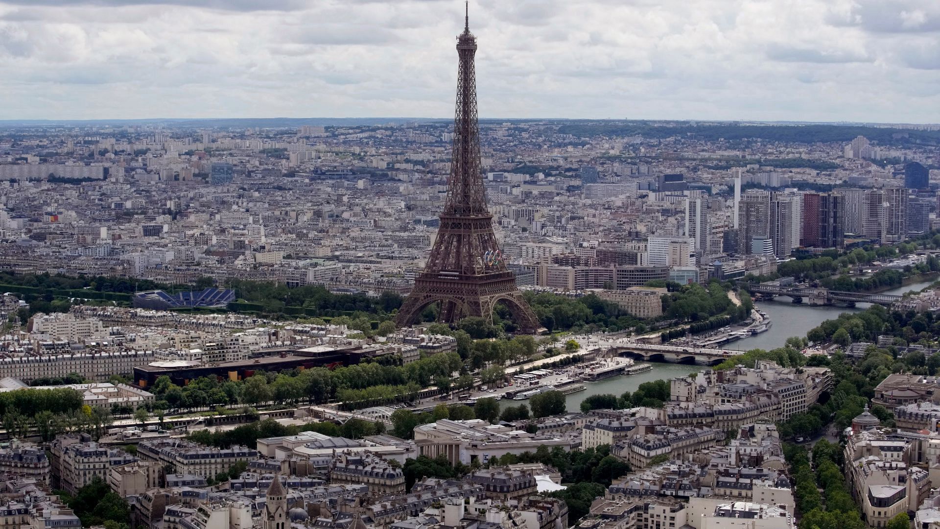 Robbers steal diamondencrusted snuffboxes in raid on Paris museum