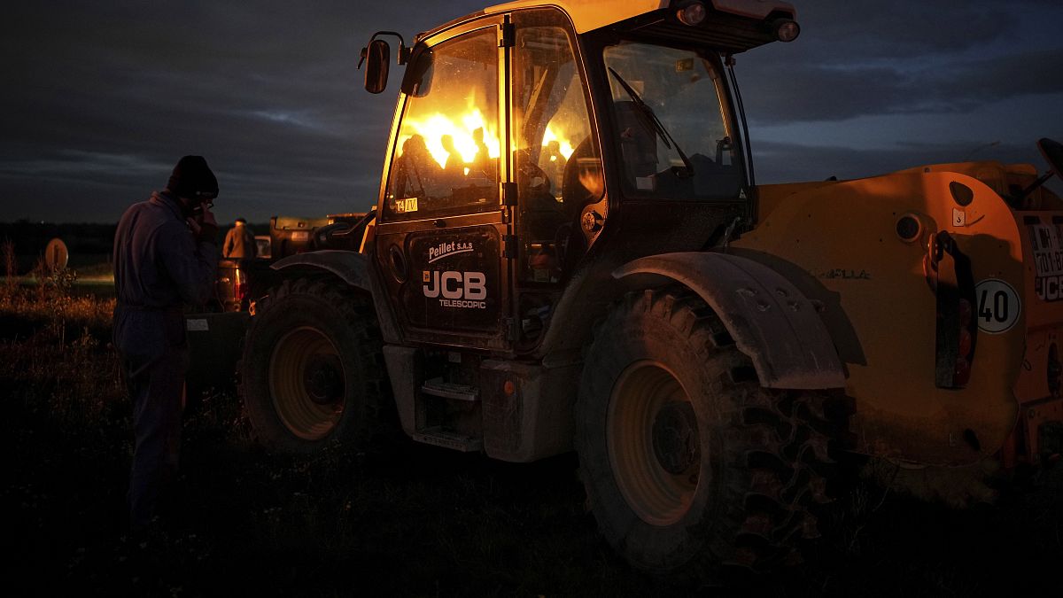 Accord UE-Mercosur : les agriculteurs bloquent le port de Bassens, près de Bordeaux