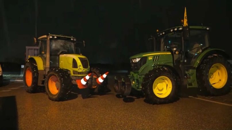 La sera di mercoledì 20 novembre, gli agricoltori hanno piazzato un blocco nel porto commerciale di Bassens, vicino a Bordeaux.