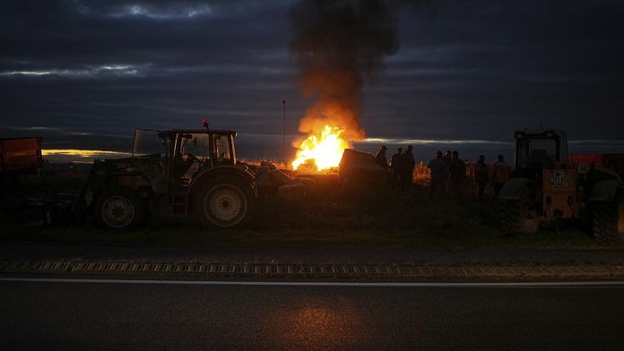 Francia, agricoltori in protesta per il quarto giorno: bloccato il porto di Bordeaux