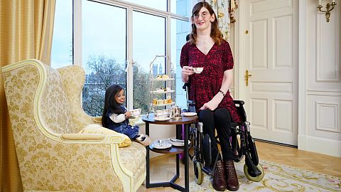 The world's tallest and shortest women meet for record-breaking tea