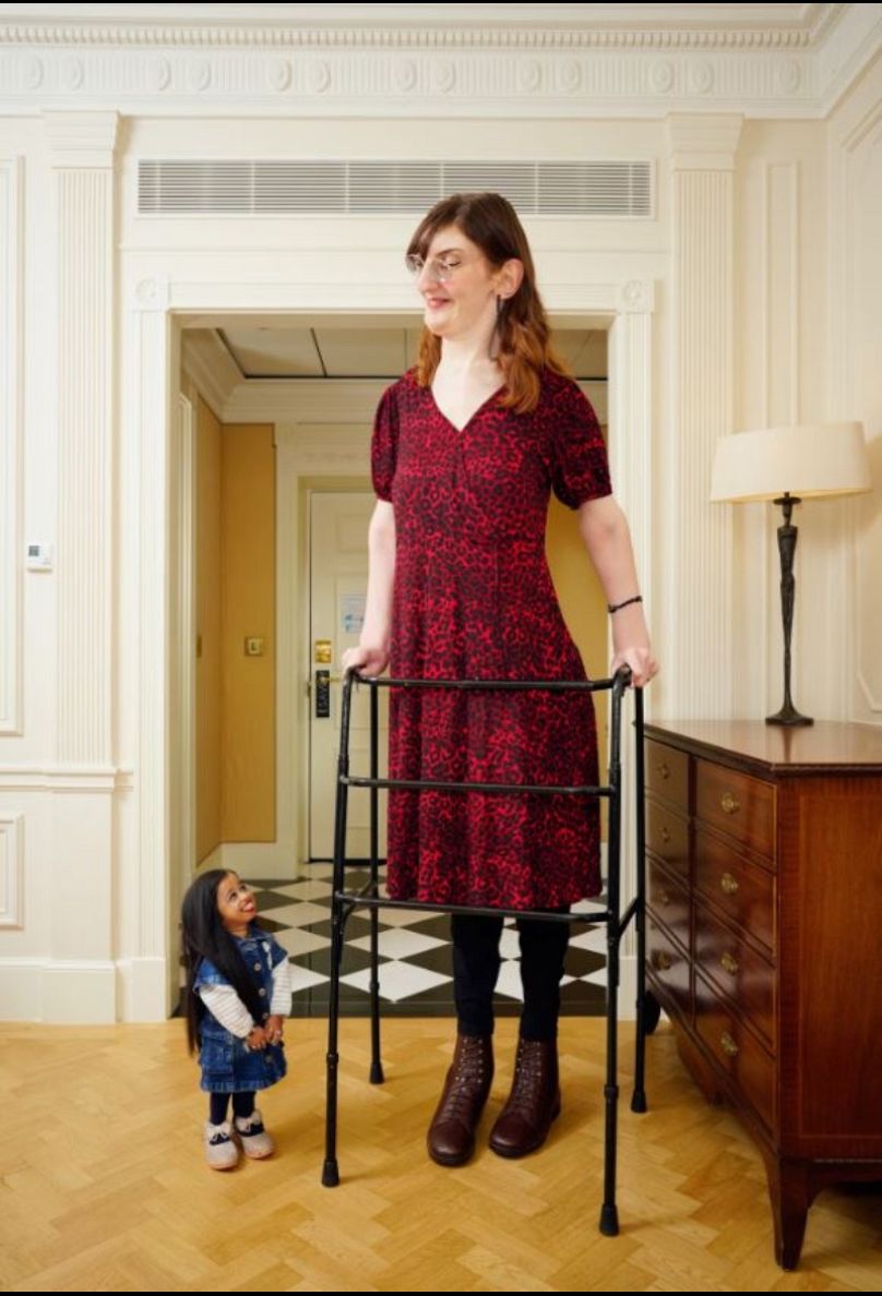 The World s Tallest And Shortest Women Meet In London For Record The World s Tallest And Shortest Women Meet In London For Record