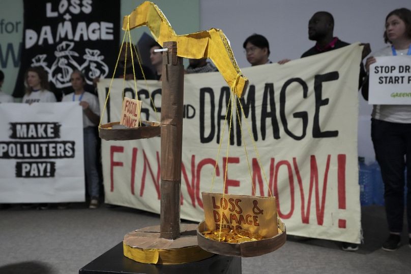 Des militants participent à une manifestation en faveur du financement du climat lors du sommet climatique de l'ONU COP29