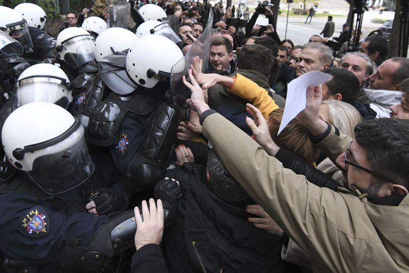 Scontri tra la polizia serba e manifestanti che chiedono l'arresto per il crollo del tetto di una stazione ferroviaria a Novi Sad, in Serbia, 20 novembre 2024