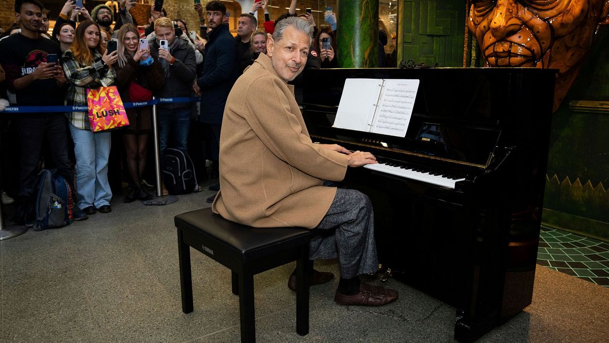 Jeff Goldblum celebrates the upcoming release of 'Wicked' with a surprise performance in London