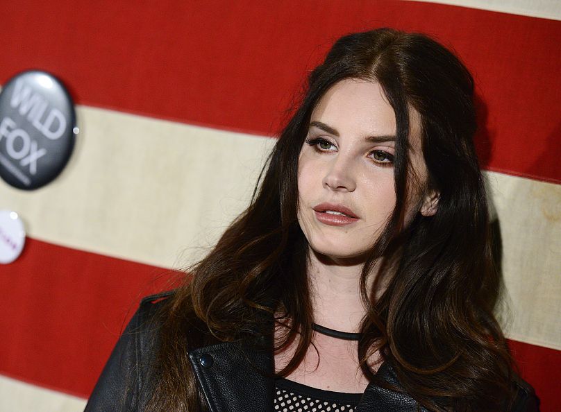 La cantante y presentadora de eventos Lana Del Rey llega a la fiesta de la edición de noviembre de NYLON en el hotel Sunset Marquis el viernes 1 de noviembre de 2013