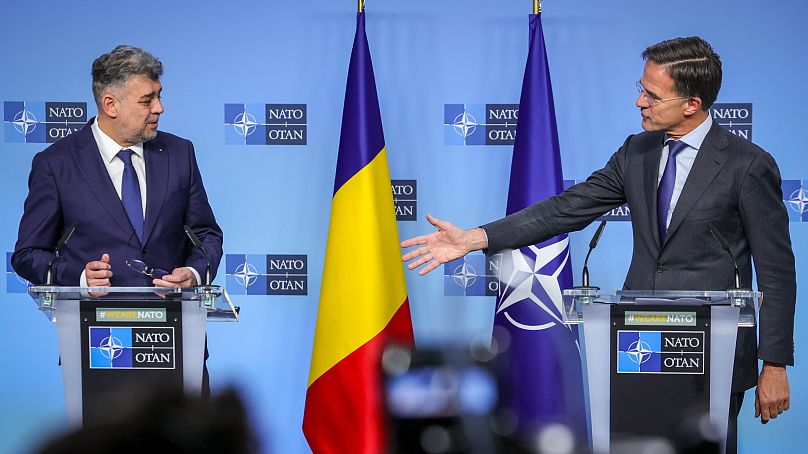 A román elnökválasztás legnagyobb esélyese, Marcel Ciolacu miniszterelnök (balra) és Mark Rutte főtitkár, a NATO brüsszeli székházában 2024. november 18-án.