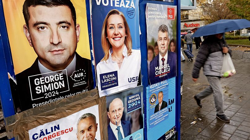 A romániai elnökválasztás jelöltjeinek plakátja Bukarestben 2024. november 21-én