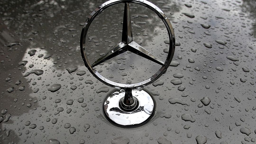 Mercedes-Benz may cut back on profit outlook as car market slows | Euronews