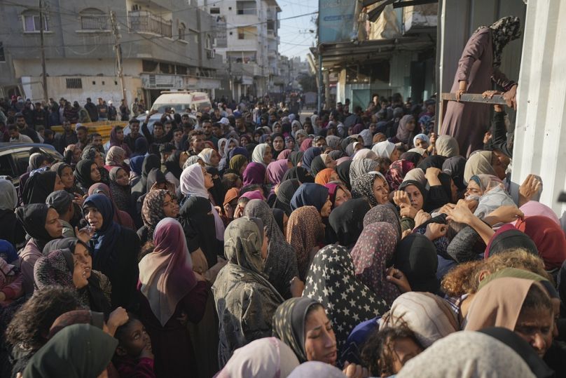 Des personnes déplacées dans le camp de Deir al-Balah, à Gaza, attendant leur ration de pain, le jeudi 21 novembre 2024