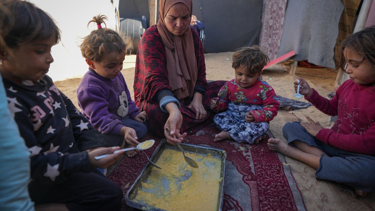 القصف والجوع يثقلان كاهل غزة وتقديرات في إسرائيل بالإعلان عن وقف لإطلاق النار مع لبنان خلال أيام