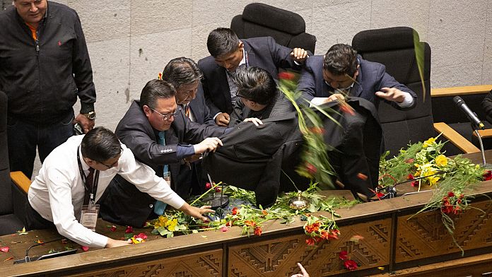 No Comment : bagarre au Congrès bolivien entre législateurs partisans de Morales