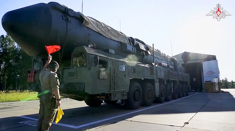   قاذفة الصواريخ الباليستية الاستراتيجية الروسية من طراز RS-24 Yars وهي تتحرك خارج حظيرة طائرات خلال تدريبات في منطقة إيفانوفو، روسيا، يوم الثلاثاء 17 سبتمبر/أيلول 2024