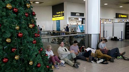 La gente espera cerca de la puerta de salidas en el aeropuerto de Gatwick, cerca de Londres, el jueves 20 de diciembre de 2018