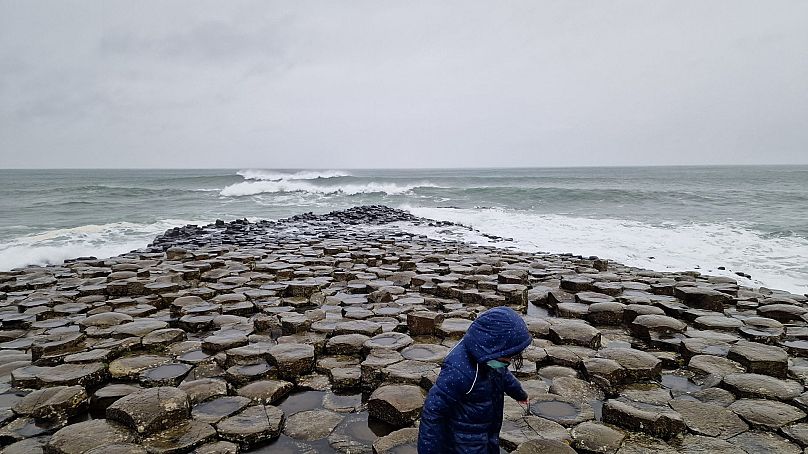 Camminando al Giant's Causeway in Irlanda del Nord