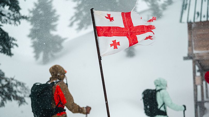 Esquiadores con la bandera de Georgia 