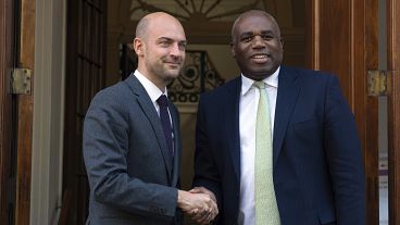 Der britische Außenminister David Lammy, rechts, schüttelt seinem französischen Amtskollegen Jean-Noël Barrot in London die Hand, 22. November 2024 Der britische Außenminister David Lammy, rechts, schüttelt seinem französischen Amtskollegen Jean-Noël Barrot in London die Hand, 22. November 2024