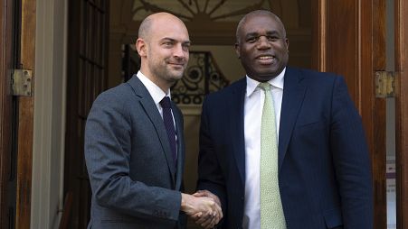 Der britische Außenminister David Lammy, rechts, schüttelt seinem französischen Amtskollegen Jean-Noël Barrot in London die Hand, 22. November 2024
