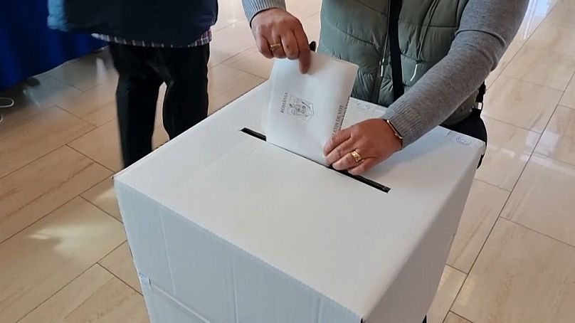 Bureau de vote au consulat roumain de Madrid, vendredi 22 novembre.