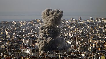 Rettungskräfte suchen nach Opfern eines israelischen Luftangriffs auf das Zentrum von Beirut, Libanon, Samstag, 23. November 2024. Rettungskräfte suchen nach Opfern eines israelischen Luftangriffs auf das Zentrum von Beirut, Libanon, Samstag, 23. November 2024.