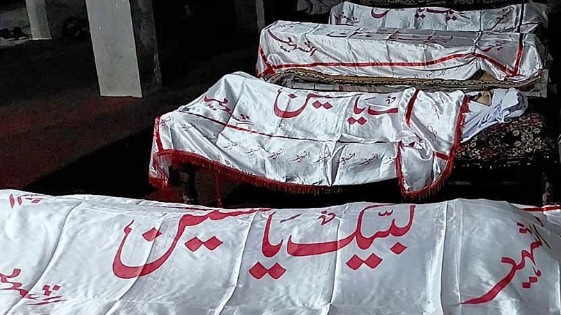 جنازه چند مسلمان شیعه پاکستانی که در درگیری فرقه‌ای با سنی‌ها کشته شدند
