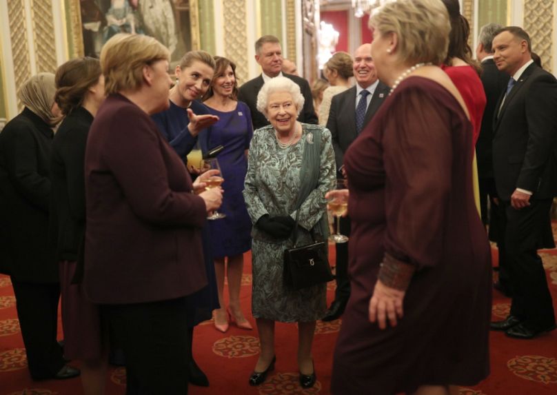 A NATO fennállásának 70. évfordulója alkalmából rendezett fogadáson II. Erzsébet királynő mögött Carmen és Klaus Iohannis
