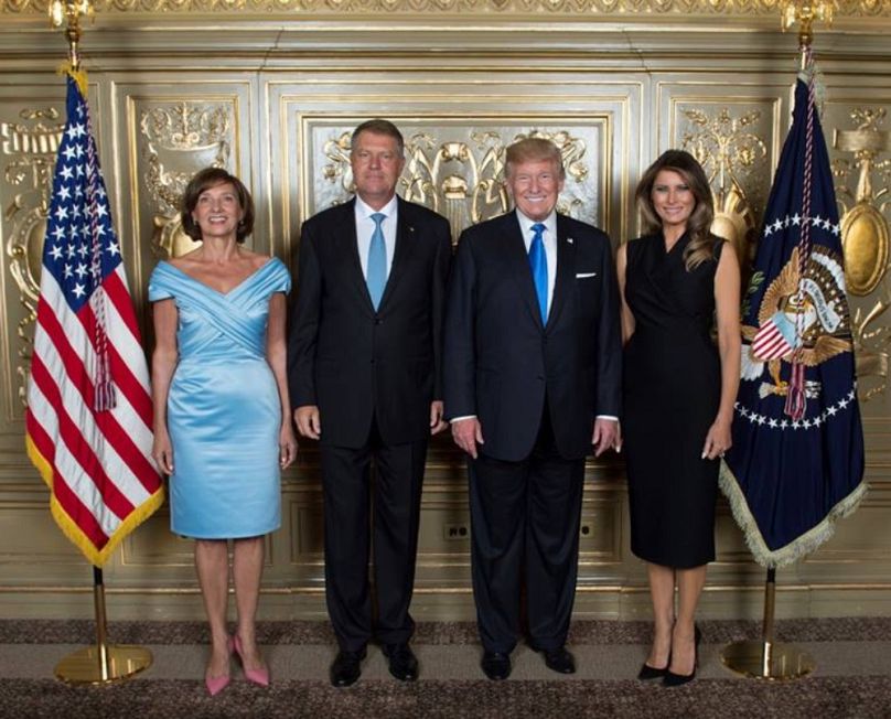 Carmen és Klaus Iohannis vendéglátóikkal, a Trump házaspárral a Fehér Házban, 2017 októberében
