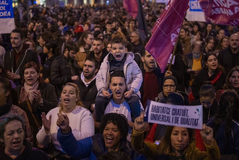A katalán "S'ha Acabat!" - azaz: "Vége van!" szlogennel hirdetett tüntetést Barcelonában szombatra a spanyol Bérlők Szakszervezete