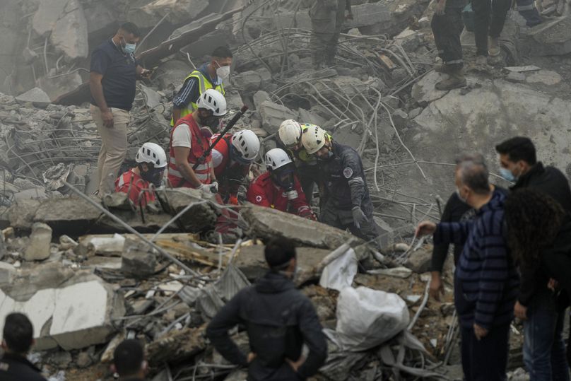 Des secouristes recherchent des victimes sur le site d'une frappe aérienne israélienne à Beyrouth, au Liban, le samedi 23 novembre 2024. (AP Photo/Hassan Ammar)