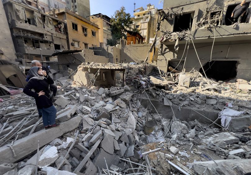 Des habitants observent le site d'une frappe aérienne israélienne qui a touché le centre de Beyrouth, au Liban, samedi 23 novembre 2024. (AP Photo/Hussein Malla)