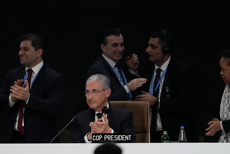 Mukhtar Babayev, presidente della Cop29, applaude mentre partecipa alla plenaria di chiusura della Cop29, domenica 24 novembre 2024, Baku, Azerbaijan