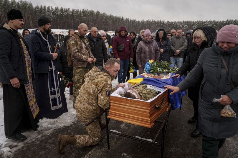 Un militar ucraniano se despide de un camarada muerto durante los combates con las fuerzas rusas en el oblast de Kursk en Irpin, región de Kiev, Ucrania