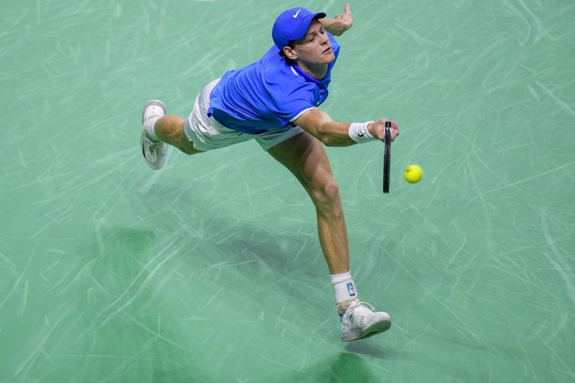 Jannik Sinner contro l'australiano Alex de Minaur durante le semifinali di Coppa Davis al Martin Carpena Sports Hall a Malaga, nel sud della Spagna 