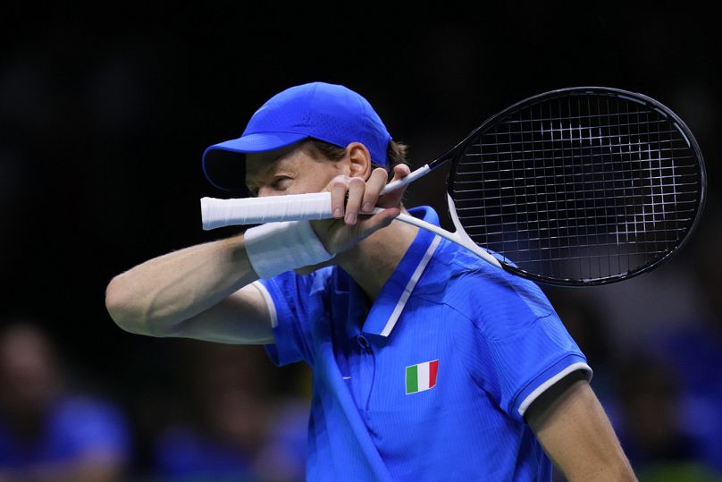 Jannik Sinner mentre gioca contro l'olandese Tallon Griekspoor durante la finale di Coppa Davis di tennis tra Olanda e Italia