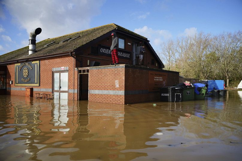 Nível da água sobe no restaurante Oriental Paradise, enquanto a tempestade Bert continua a causar perturbações, em Northampton, Inglaterra