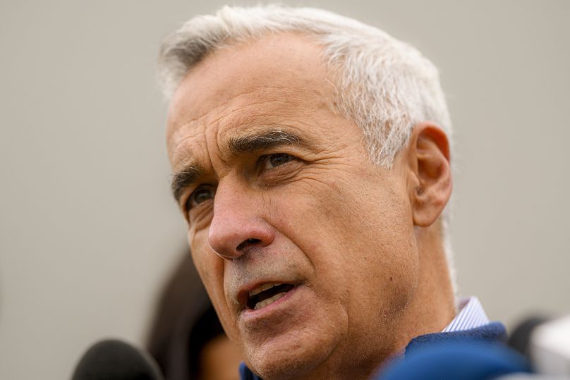Călin Georgescu s'adresse aux médias après avoir enregistré sa candidature à l'élection présidentielle du pays, à Bucarest, en Roumanie, le mardi 1er octobre 2024.