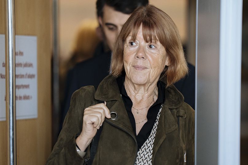 Gisèle Pelicot quitte le palais de justice d'Avignon, dans le sud de la France, le 16 octobre 2024.