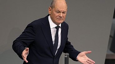 Bundeskanzler Olaf Scholz gibt seine Regierungserklärung im Deutschen Bundestag in Berlin ab.