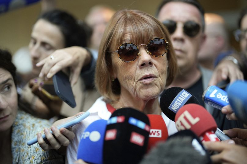 Gisele Pelicot beszél a sajtónak, miközben elhagyja a dél-franciaországi Avignon bírósági épületét 2024. szeptember 5-én, csütörtökön. 