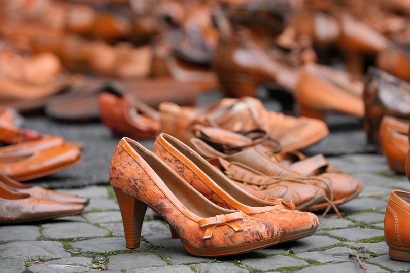 ناشطات حقوقيات يضعن حذاءً برتقاليًا لكل محاولة أو جريمة قتل بحق امرأة بسبب العنف ضد المرأة في كولونيا.