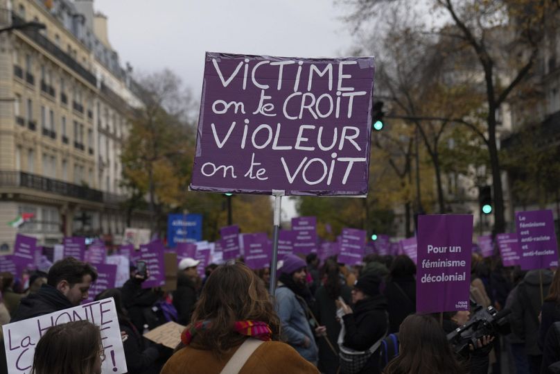 "Opfer, wir glauben dir. Vergewaltiger, wir sehen dich", steht dem Schild einer Demonstrantin in Paris.