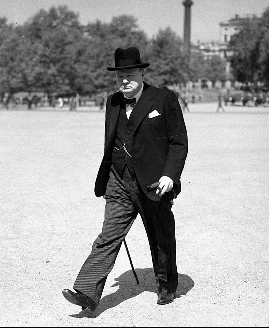 Winston Churchill útban az Admiralitás felé, 1940-ben