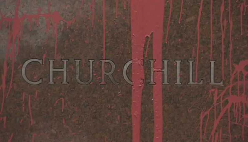 Churchill vörös festékkel leöntött szobra a kanadai Edmontonban, 2021-ben