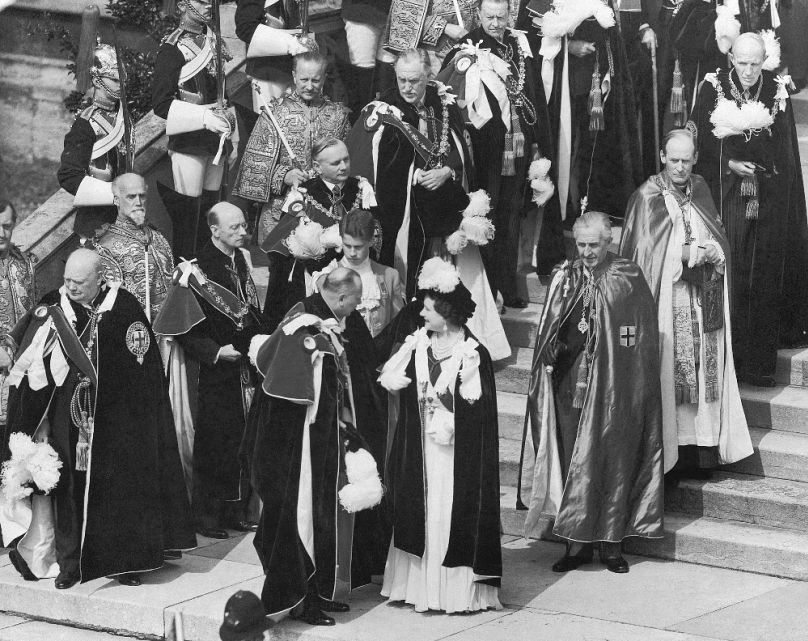 Sir Winston Churchill miniszterelnök, a képen a bal alsó sarokban, a Térdszalagrend átvételekor, 1953. június 14-én
